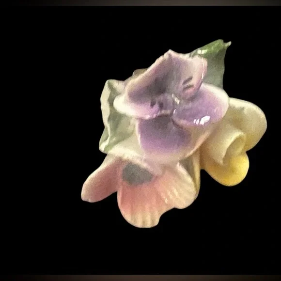 LAST CHANCE 🔥 Vintage Floral Bone China Clip on Earrings - Picture 3 of 6